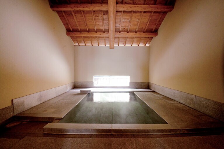 【おやど 二本の葦束】静けさが心地よい「壱番湯」。大露天風呂、竹林の湯、昭和の湯どころなど、趣向の異なった貸切風呂が8つ点在している。