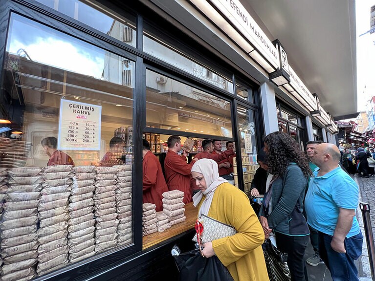老舗コーヒー豆店「メフメット・エフェンディ」は行列が絶えない。