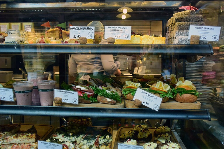 サンドウィッチやスムージーなど、朝食を仕入れて港で食べるのもごきげん。