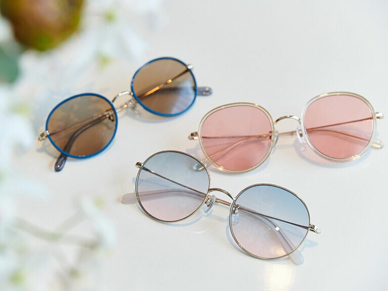 上から、ブルーの色使いが新鮮な「LMF-215-116」。細身のプラスチックリムに繊細なラメが散りばめられた「LRF-215-117」。淡いブルーとピンクのグラデーションレンズが目元を彩る「LMF-215-114」。各5,500円(税込)。