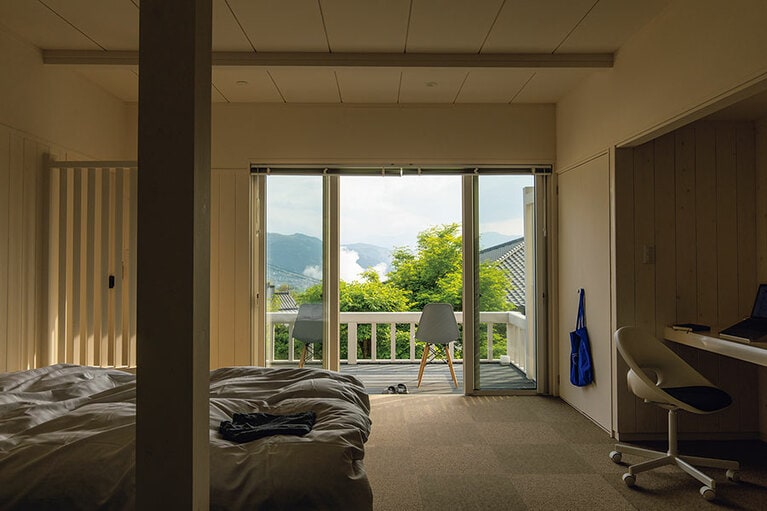 二階建ての離れの棟をDIYで改装。友人の家に遊びに来たような、親しみのある空間。ひとり用が1部屋、ふたり用が2部屋あり。