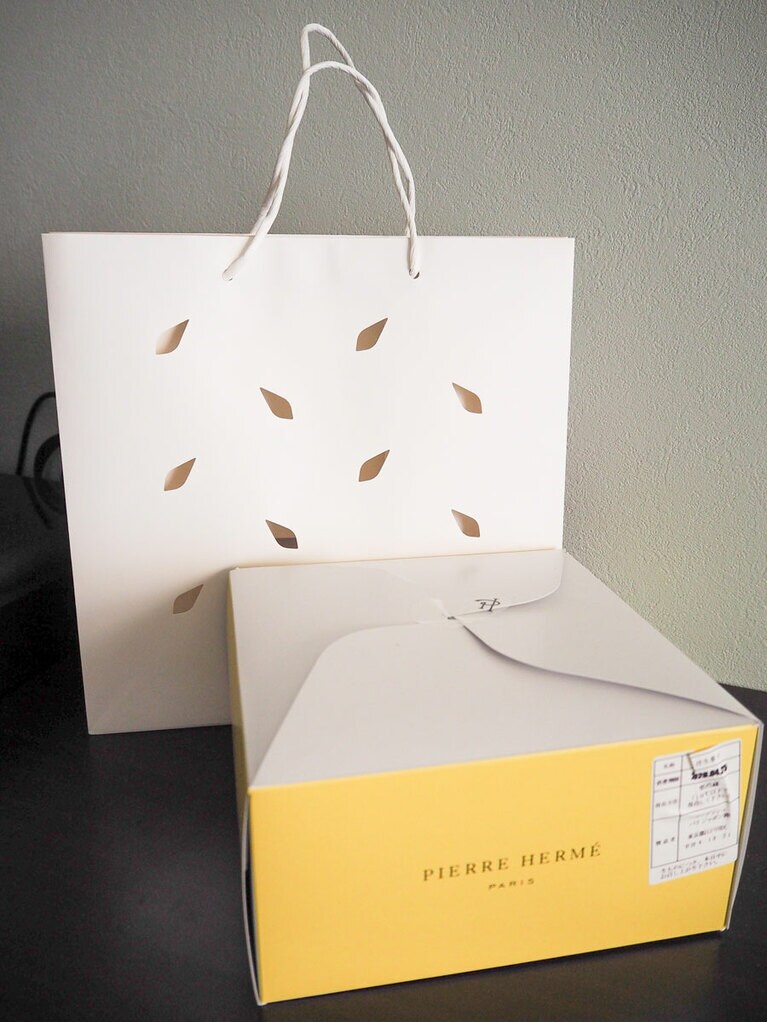 包装は、店頭で購入するときと同じ、紙袋＋ボックスの形でした。