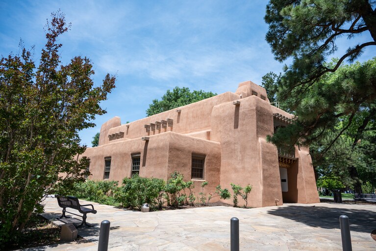 ニューメキシコ大学構内にたたずむ「卒業生記念礼拝堂（Alumni Memorial Chapel）」。
