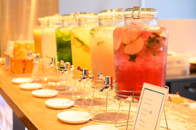 フレーバーウォーターやフレッシュジュースで喉をうるおしビタミン補給。