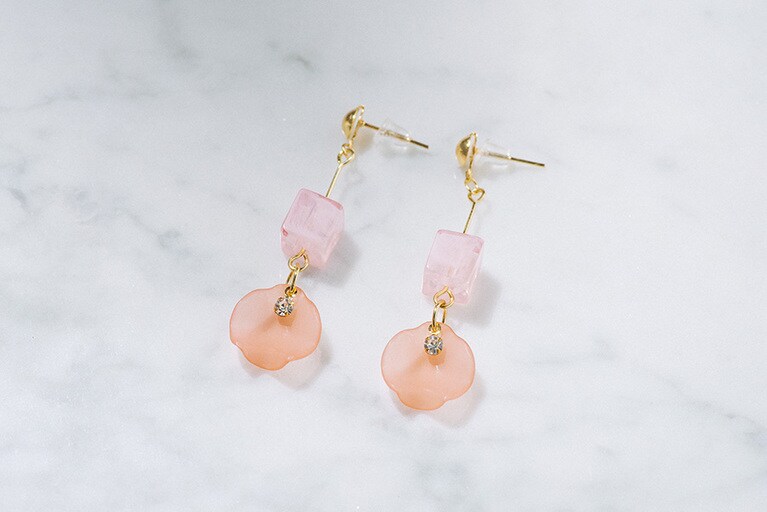 ピアス 各組 100円(100円ショップFLET’S ・百圓領事館) 。