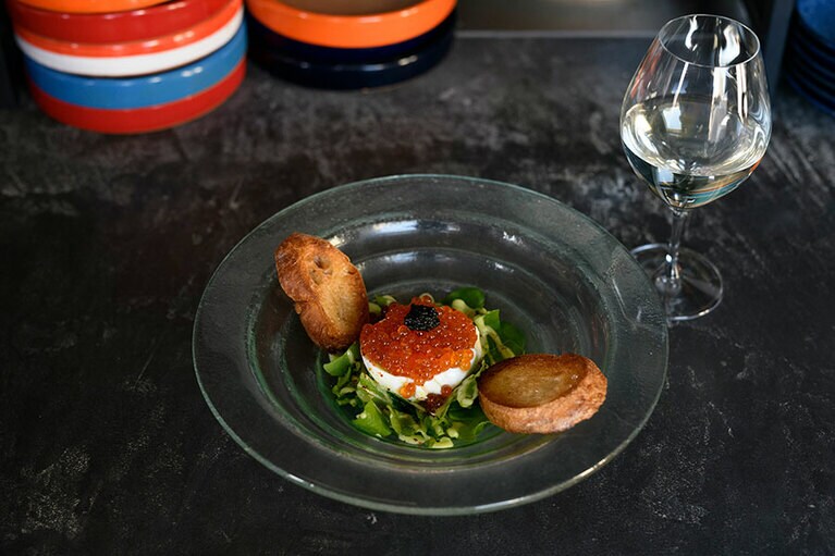 「ブラータチーズといくらキャビア ～バターメルバと～」1,600円。