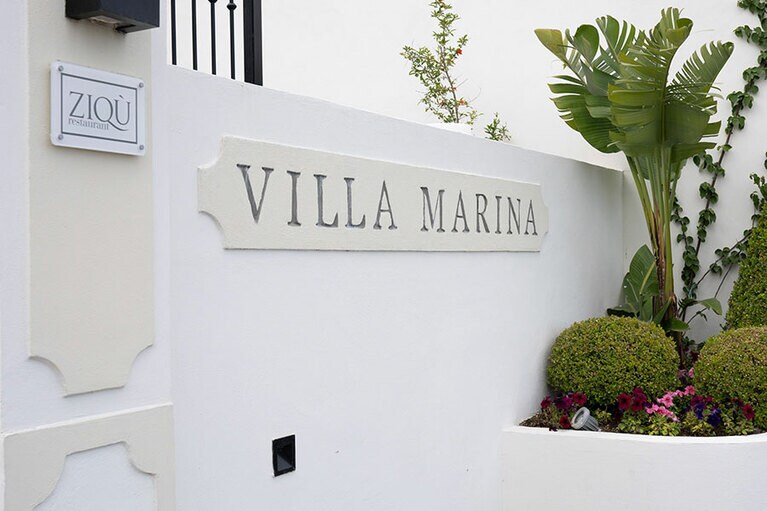 カプリ地区中心地とマリーナ・グランデ港の中間にあるホテル「ヴィッラ・マリーナ・カプリ」。