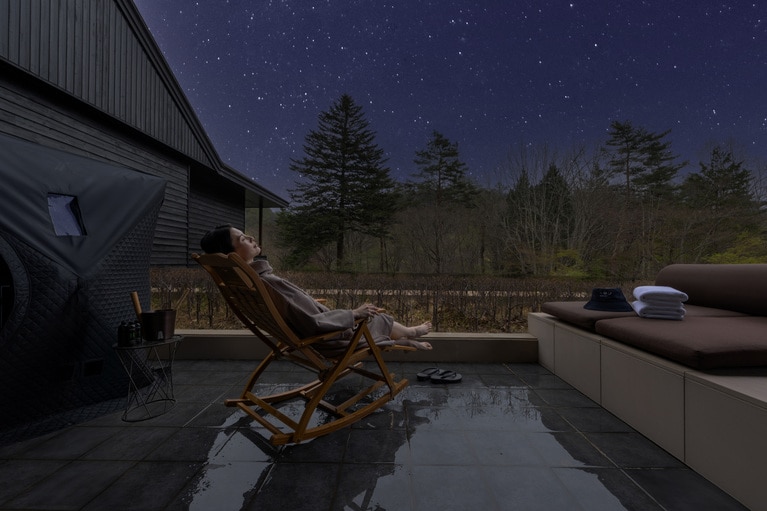 静寂に包まれた冬の軽井沢で、温泉療法の専門医の監修を仰いだプログラムに則り、プライベートサウナで心身をととのえる「軽井沢蒸湯滞在」。