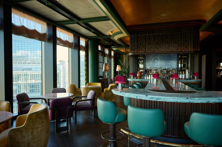 「ウォルドーフ・アストリア大阪」内のバー「ケーンズ＆テイルズ」は、宿泊者以外も利用できる。