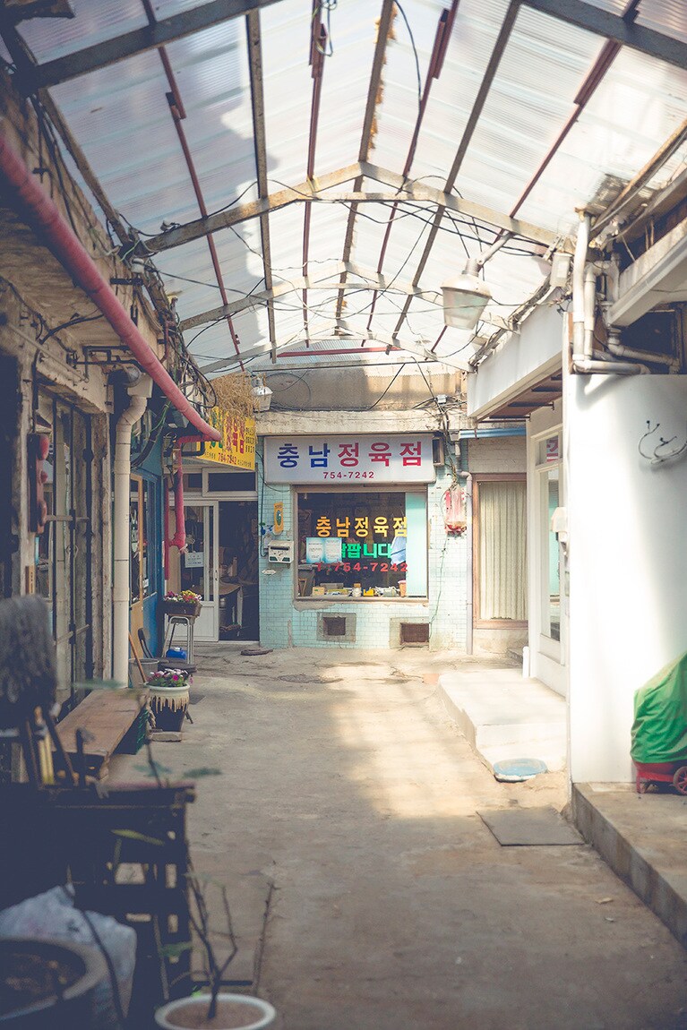 テナントもまばらで静かな新興市場の路地。