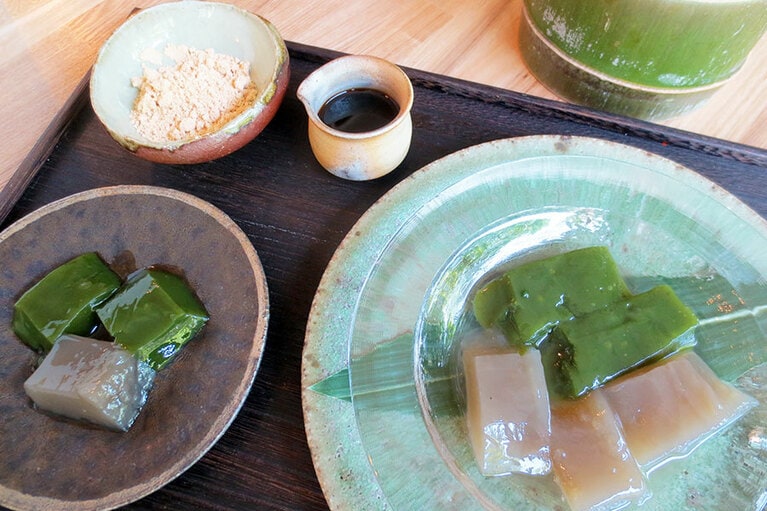 「二色(ふたいろ)わらび餅」1,200円。ほうじ茶付き。