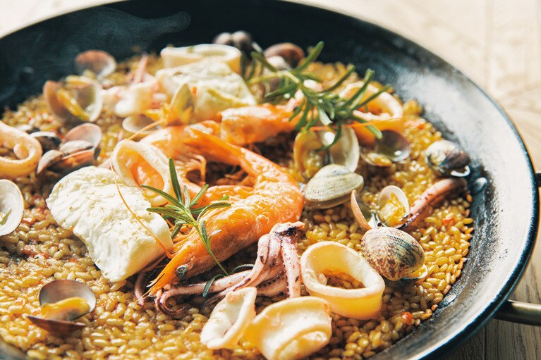 海を一望できるレストランでは、カツオやエビなどの海の幸、山や里の幸まで土地と共存した料理をいただける。（eden　千葉）