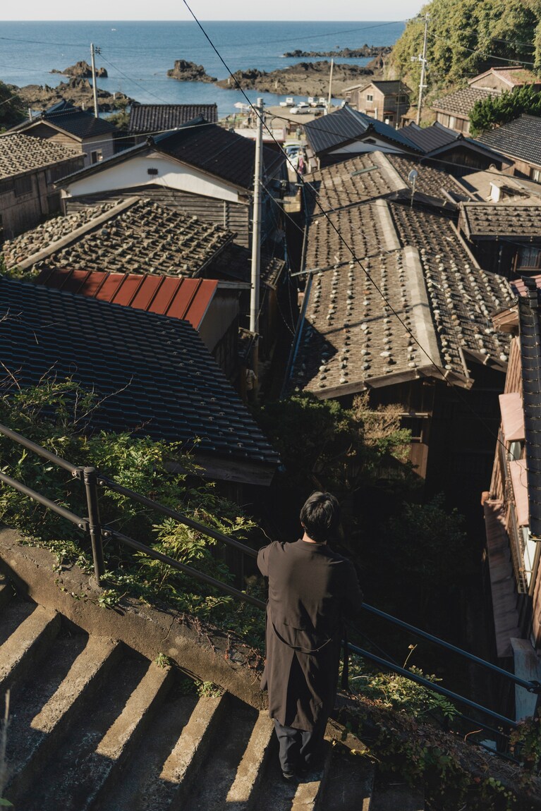 佐渡・宿根木に残る原風景に魅せられて。俳優・工藤阿須加さんと江戸時代にタイムスリップ【通いたくなる島、佐渡】