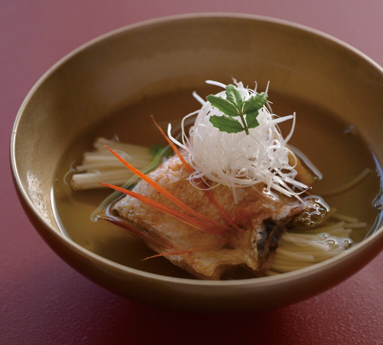 カツオと昆布の出汁で味わう「のどぐろの塩焼きにゅうめん」。