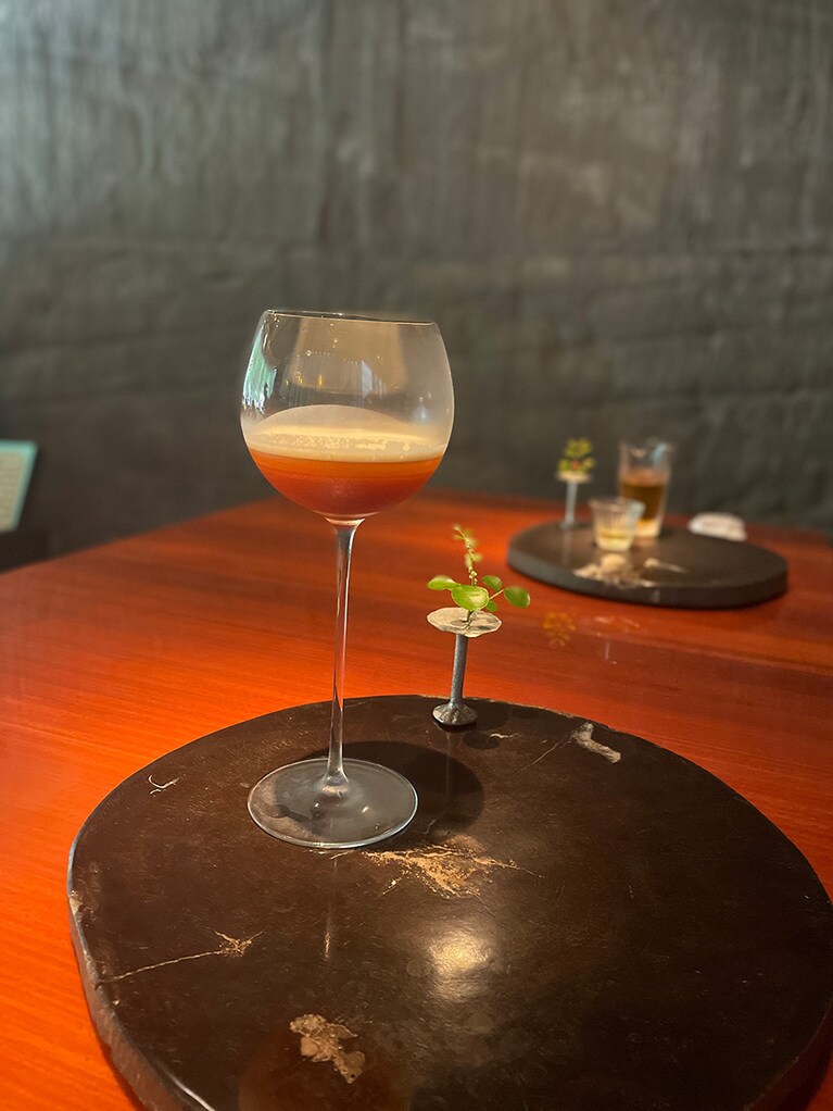 「Liquide Ambré 琥泊」のティーカクテル。お茶の世界の進化系メニューも続々登場。