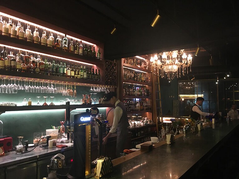 横長のL字型カウンター。目の前には各種アルコールが並んでいます。