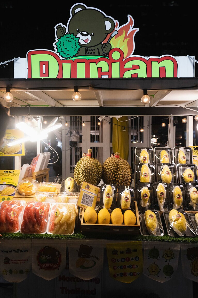 「ベスト・ベア・ドリアン」は熊がキャラクター。ドリアンは電車やホテルには持ち込み不可なので、確かにマーケットで食べるのが賢明かも。
