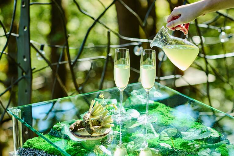 ウェルカムドリンクは静岡の煎茶におろしたてのわさびを加えた爽やかな冷茶。