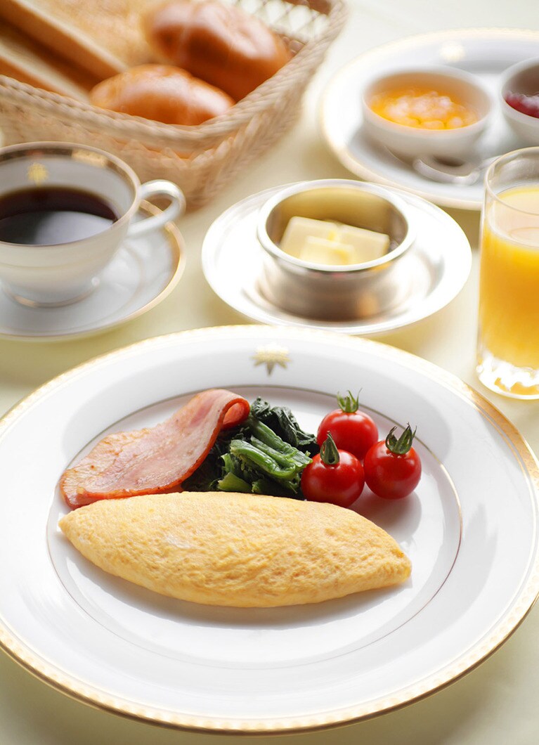 朝食はジュース、卵料理、付け合わせを選べるアメリカンブレックファスト。
