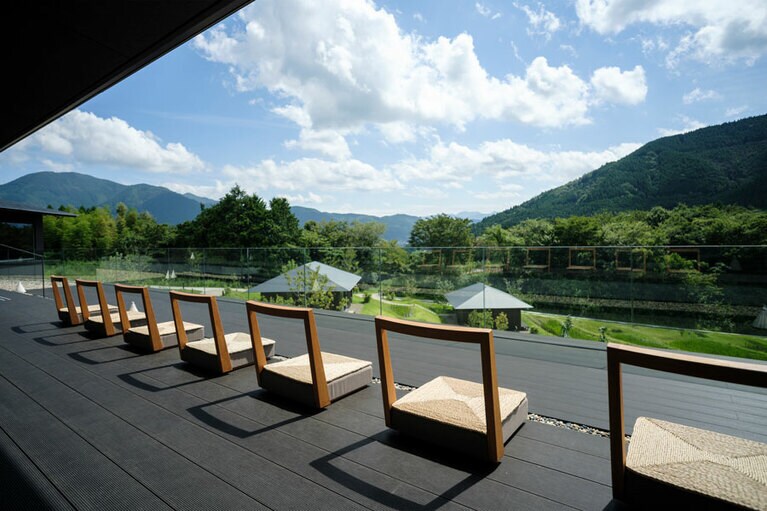 宿の中心に広がる棚田を一望できる「棚田テラス」は、この宿の特等席。