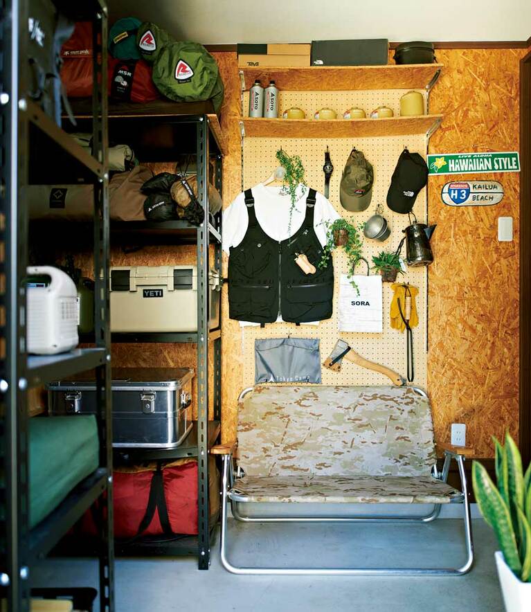 土間だから土足でそのまま荷物の積み下ろしができるストックルーム。収納に悩むキャンプギアを1カ所に集約。寺田さんの動画にもこれらのギアが登場する。HP「PLAY OUTSIDE」(https://play-outside.com/)