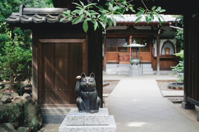寺のあちらこちらに招き猫が鎮座する豪徳寺。