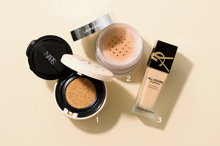 1：NARS ピュアラディアント プロテクション アクアティックグロー クッションファンデーション 00510 SPF50+・PA+++ 全7色 12g　6,600円［セット価格］／NARS JAPAN 
2：トランスルーセント ルース セッティング パウダー ライトキャッチャー 01 29g 5,280円／ローラ メルシエ ジャパン 
3：オールアワーズ リキッド LN4 SPF39・PA+++ 全10色 25mL 7,260円／イヴ・サンローラン・ボーテ