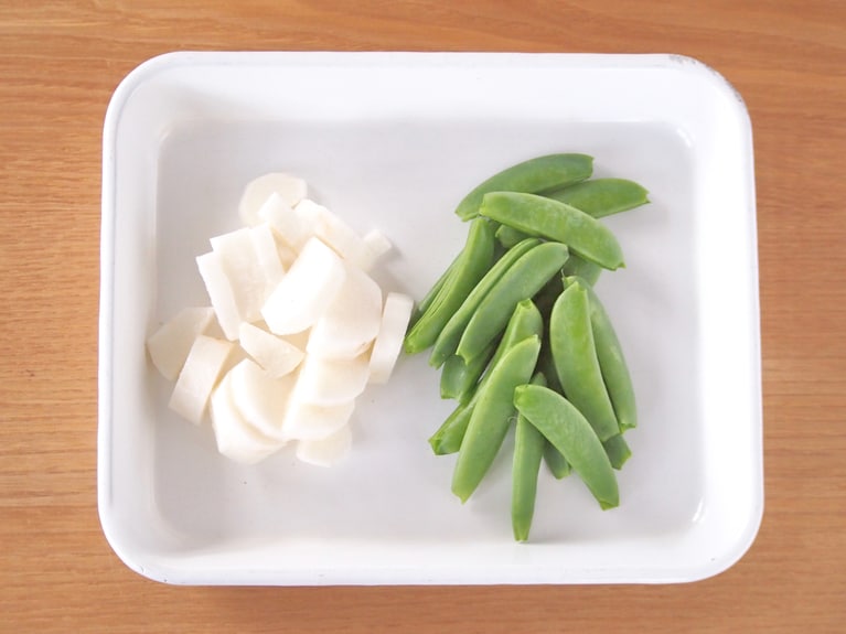 長芋は皮を剥き、半月切りにする。