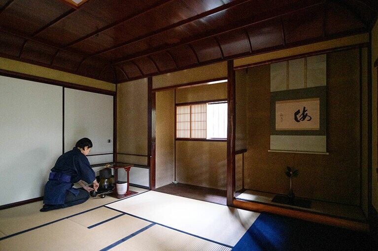 朝の光が清々しい茶室で心静かに茶の湯を体験。