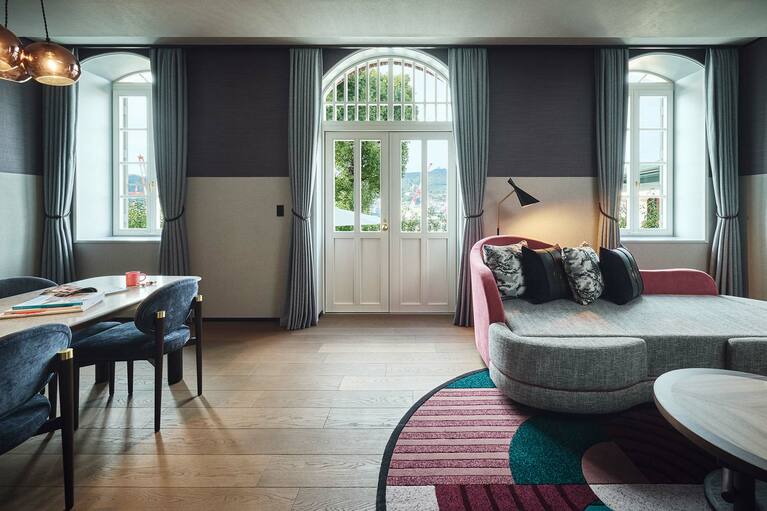 客室の一例「カピタンガーデンテラススイート」は、独立したリビングとベッドルームからなり、プライベートガーデンテラス付き。