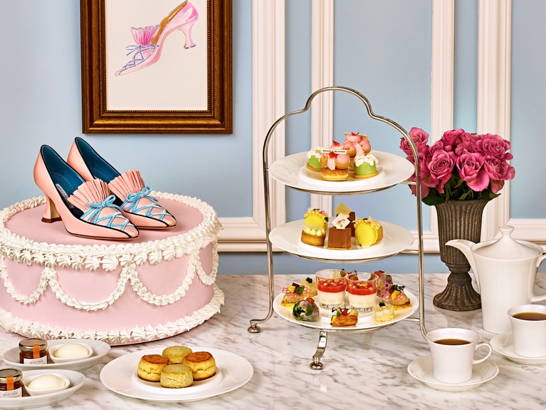 「マリー・アントワネット by マノロ ブラニク アフタヌーンティー」のイメージ。1名8,800円、グラスシャンパン付き1名11,000円（ともに税・サ込）。要予約。