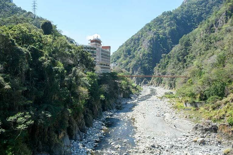 ダイナミックな景観が広がるグーグァンは、湯量豊富な温泉地。