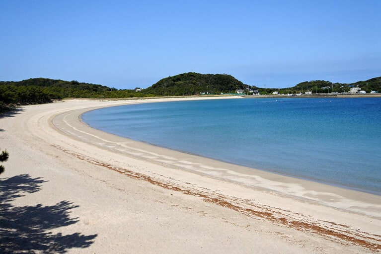 島の南東部にある筒城浜海水浴場。「日本の快水浴場百選」「日本の渚100選」に認定されています。