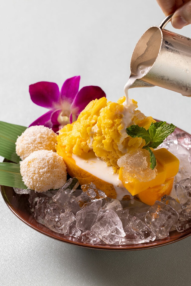「マンゴーココナッツ団子とマンゴーかき氷のパパイヤ器仕立て」3,500円。デザートとしてのみ注文可能。