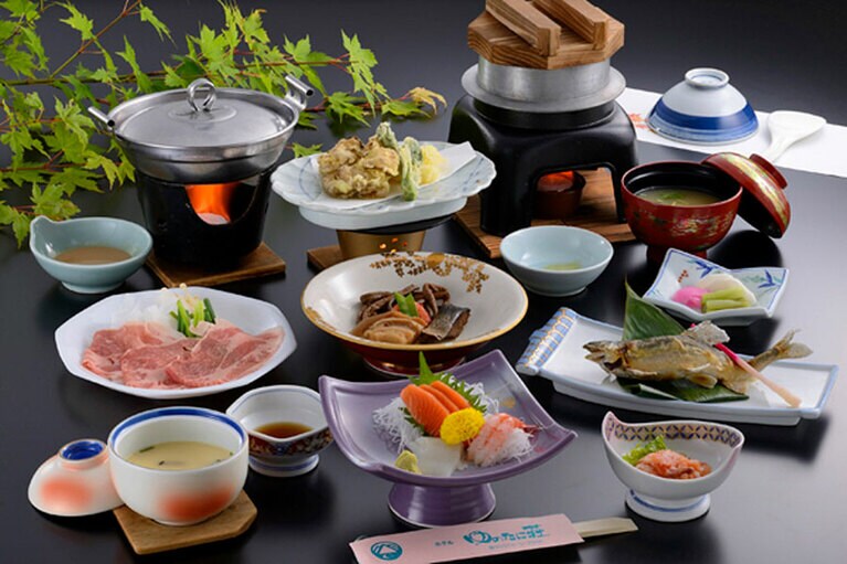 ホテルゆのたに荘［新潟／折立温泉］夕食一例。