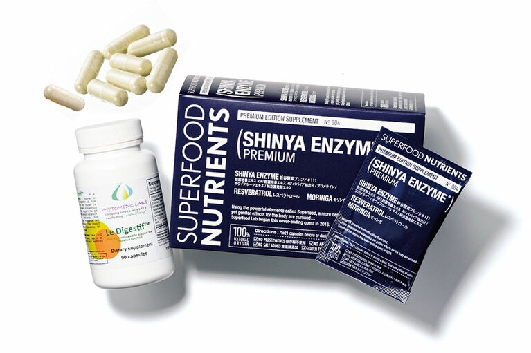 左から：食事前後の摂取がおすすめ。レ・ダイジェスト 90粒 8,800円／まいこ ホリスティック スキン クリニック  発芽玄米や大豆を麴で発酵。生きた酵素を効率よく摂取。シンヤ エンザイム プレミアム 30包 10,200円／スーパーフードラボ