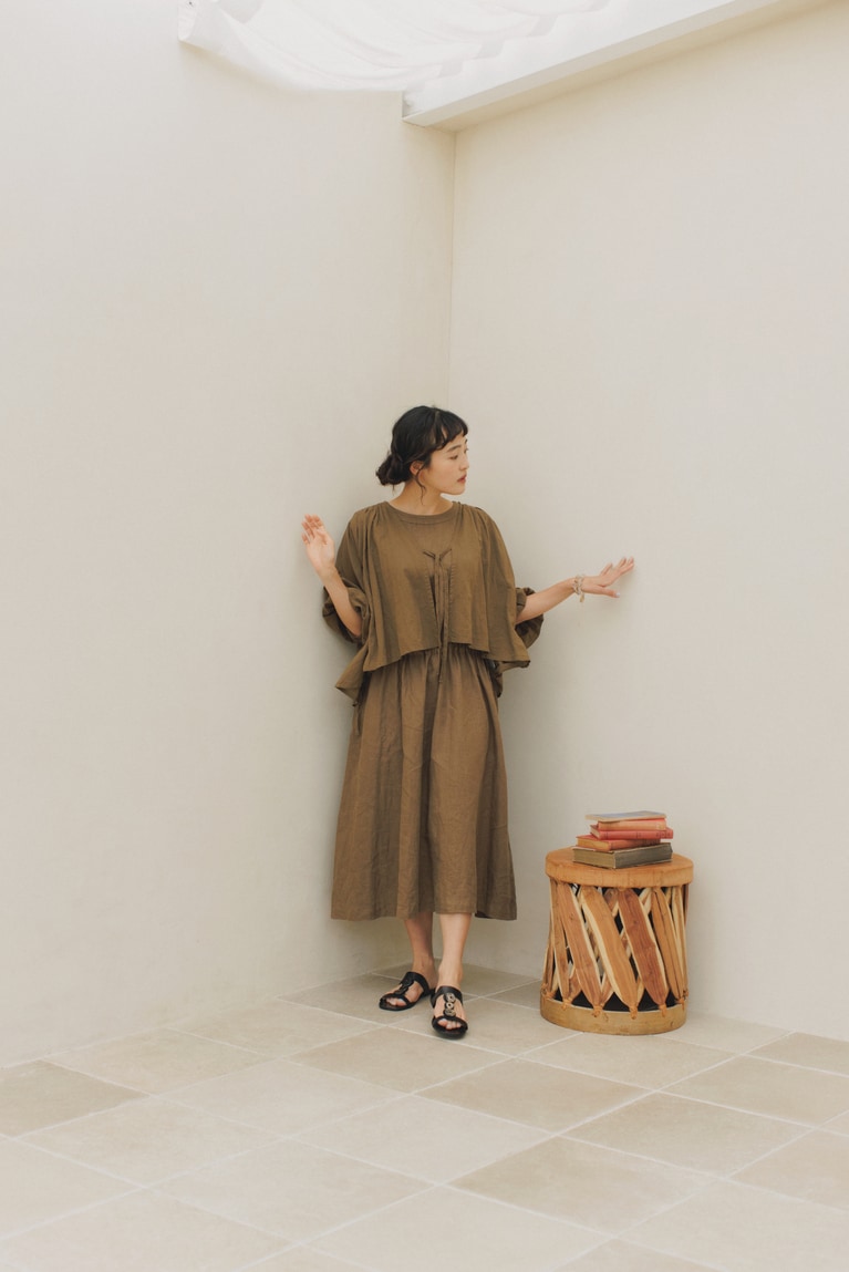 手持ちのサンダルやバッグとも合わせやすい落ち着いたカラーも魅力。