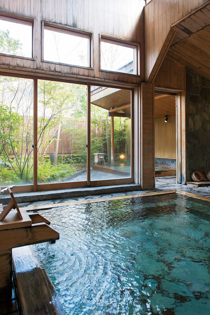 【由布院玉の湯】無色透明の温泉はやわらかく清らか。このお湯が、すべての客室の部屋風呂や大浴場の内湯、露天風呂で堪能できる。Photo: Hiroshi Mizusaki