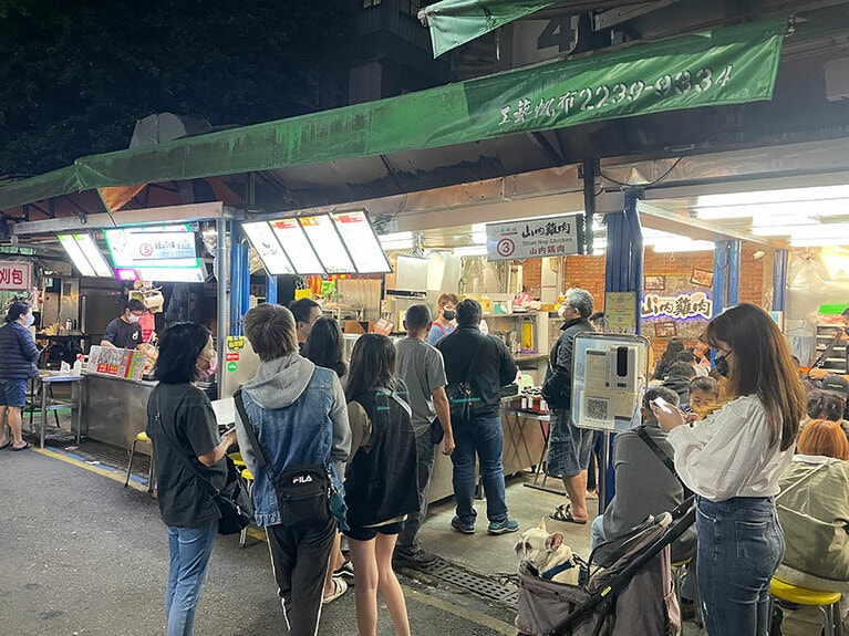 南機場夜市の正門のすぐ脇に位置する店舗。夜市に入るとすぐに目に入る行列で、お店の人気度が伝わってきます。