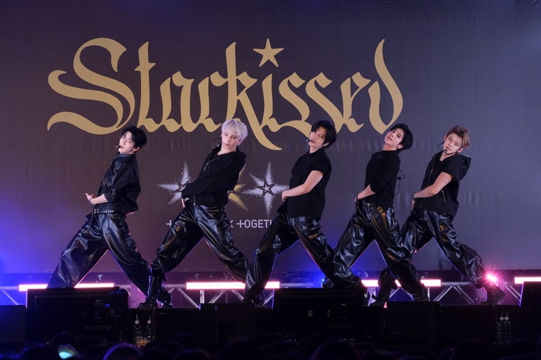 TOMORROW X TOGETHER。