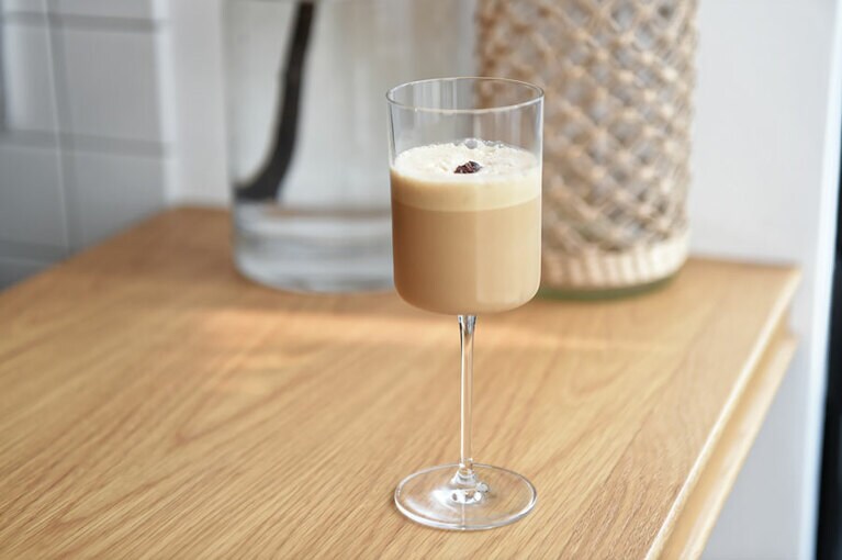 「№3」1,400円。コーヒーリキュールにエスプレッソ、自家製バニラアイスを合わせたシェイクのようなシグネチャーカクテル。