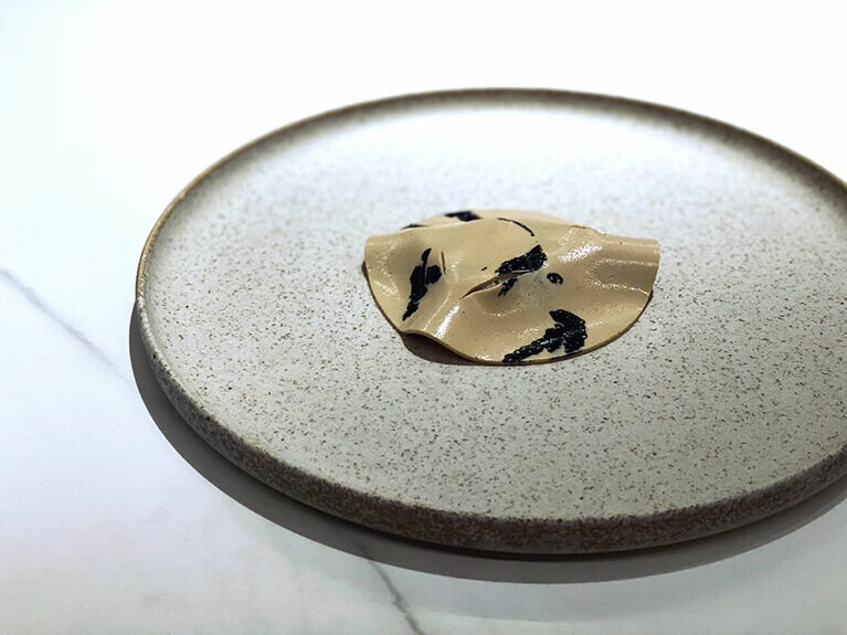 シーバス、ムール貝、ローストした昆布。シートの黒い模様はイカスミ。