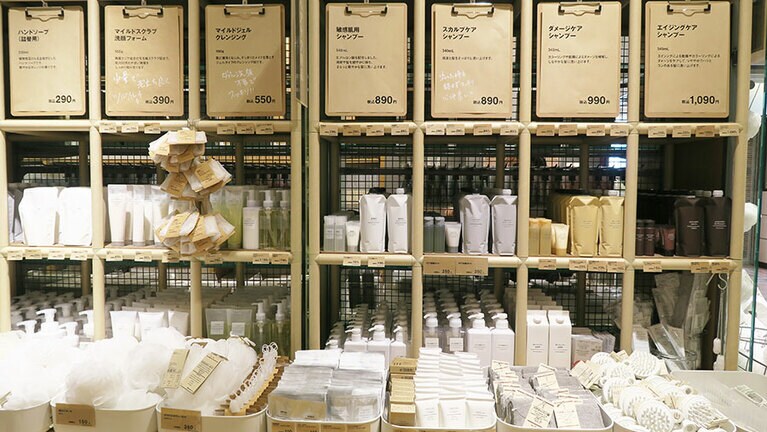 シャンプーやコンディショナーといったボディケア用品のコーナー。お試しできる1回分のシャンプーとコンディショナーのセットは100円。
