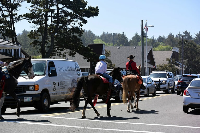 キャノンビーチのダウンタウン。絵になる町を乗馬で回ることもできます。