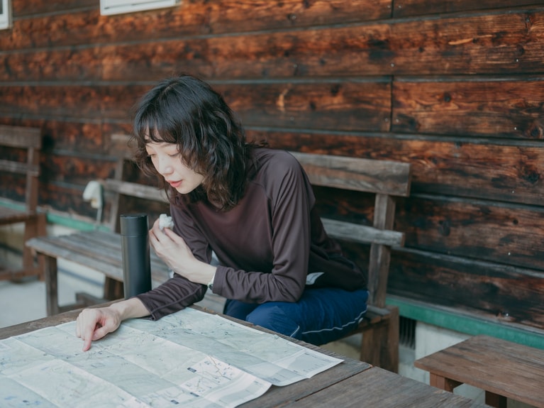 必ず地図は持ち歩きましょう。登山用の地図アプリでも可能ですが、その場合はバッテリー切れにならないよう十分なご注意を。