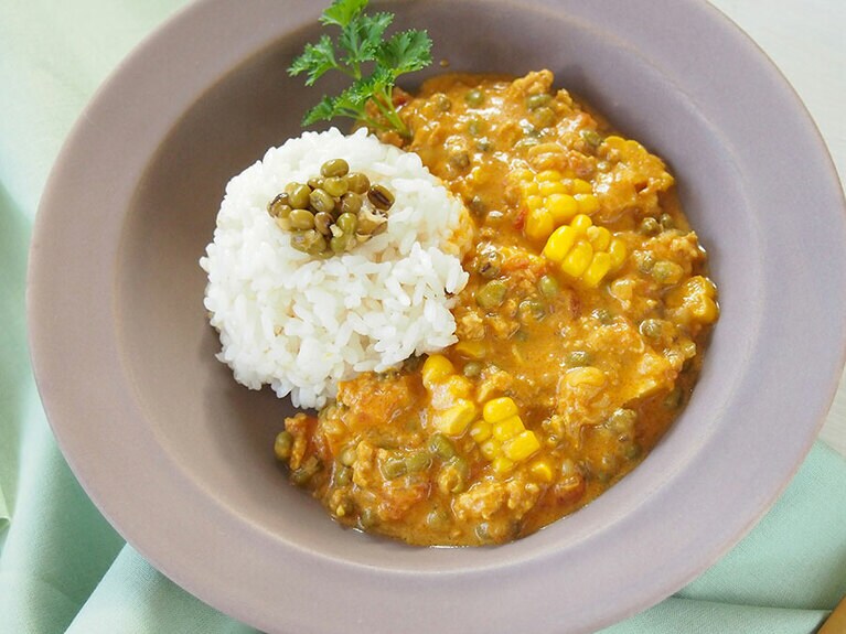 (6) 器に、ご飯とともにカレーを盛り付けて完成です。