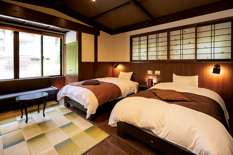 【黒川温泉 いこい旅館】木のぬくもりが心地いい本館2Fの洋室・滝。和の風情に洋のエッセンスがほどよくマッチ。