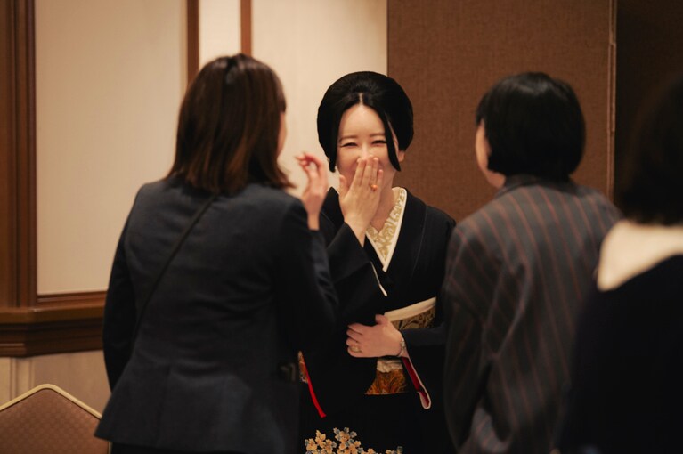 歓談中、ファンと交流する東村アキコさん。