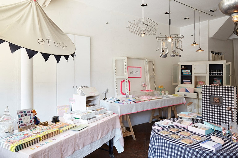 クッキーや絵本が並ぶ店内。