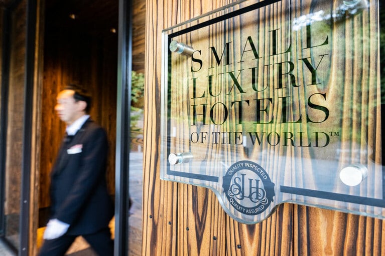 エントランスを飾るスモール・ラグジュアリー・ホテルズ・オブ・ザ・ワールドのプレート。